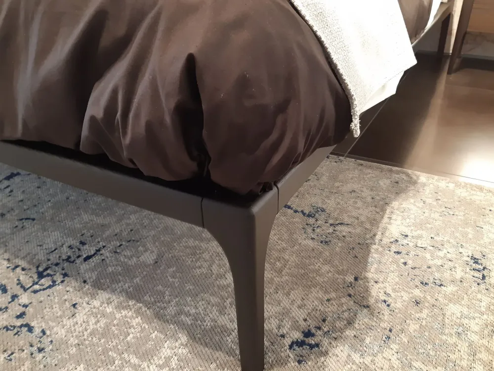 Conte Letto design con piedini Kensington a prezzo scontato- Letti