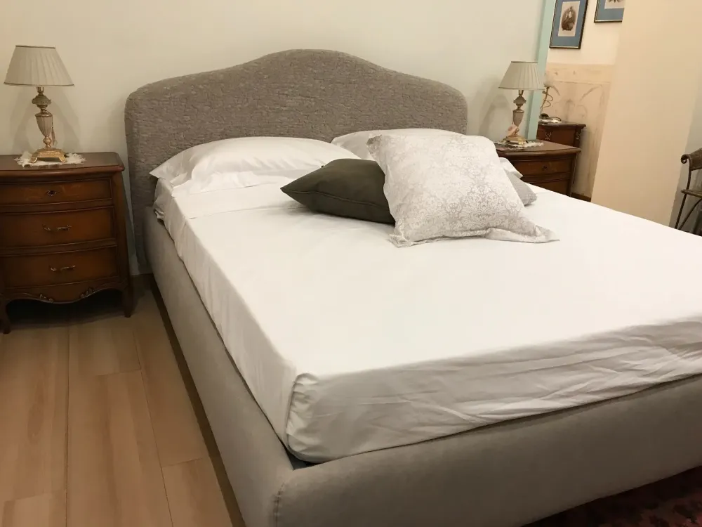Letto imbottito con contenitore Medea a prezzo ribassato^Twils Sale