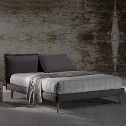 Letto imbottito con gambe Break  a prezzo ribassato^Excò