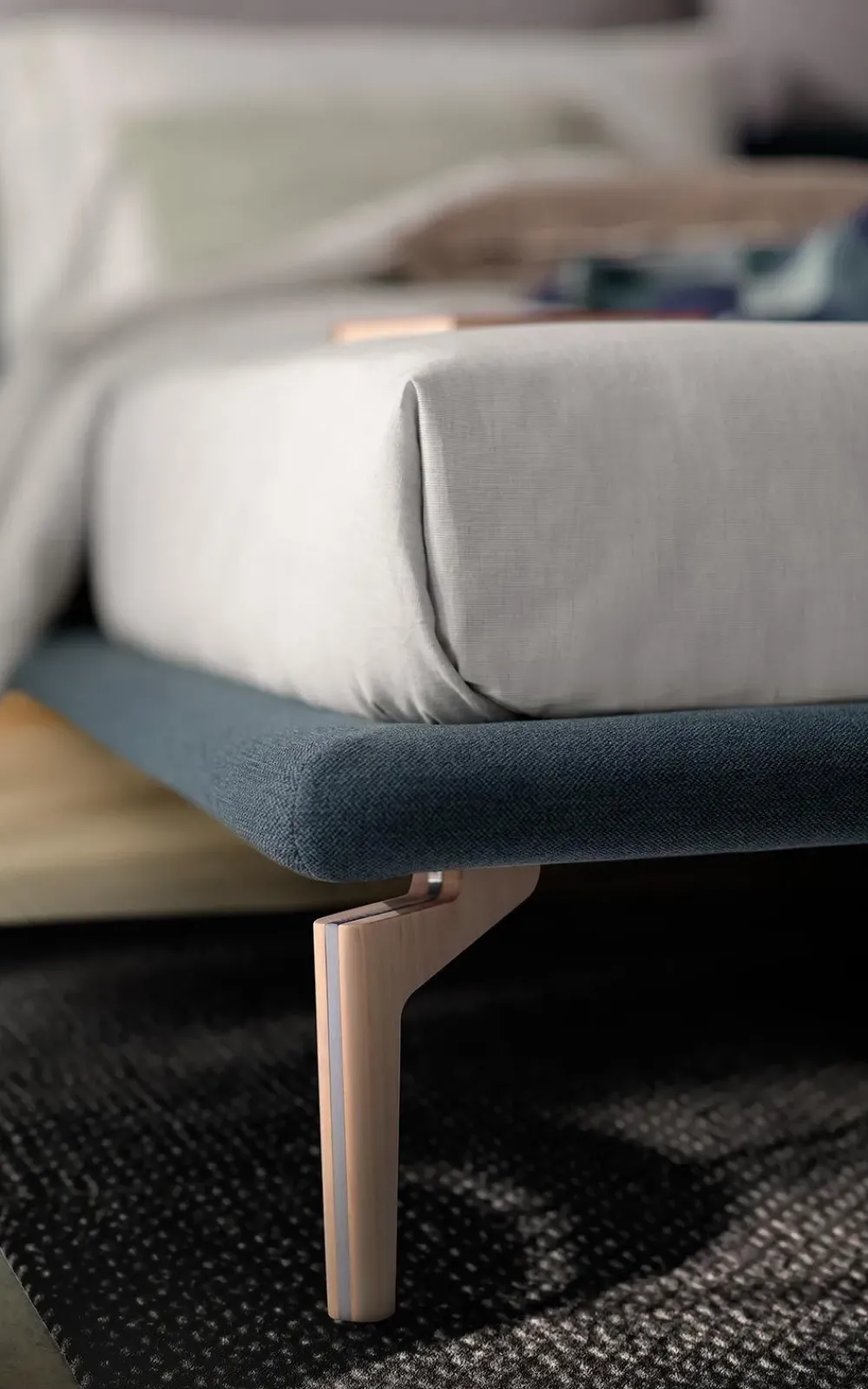 Novaluna Letto imbottito con gambe Thaiti a prezzo scontato- Letti