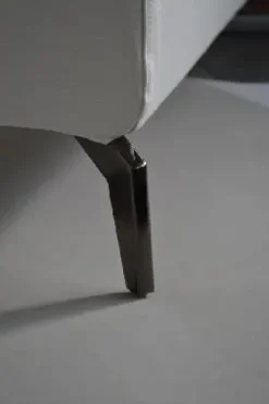 Clearance Letto imbottito con gambe Pegaso  a prezzo ribassato Letti