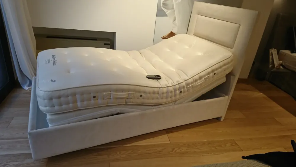 Vispring Letto imbottito con giroletto Recliner de luxe di a prezzo scontato- Letti