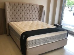 Letto imbottito con giroletto Letto testata alta capitonè sottocosto  a prezzo scontato^Artigianale Discount