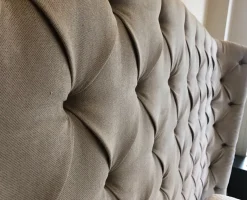 Letto imbottito con giroletto Letto testata alta capitonè sottocosto  a prezzo scontato^Artigianale Discount