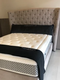 Letto imbottito con giroletto Letto testata alta capitonè sottocosto  a prezzo scontato^Artigianale Discount