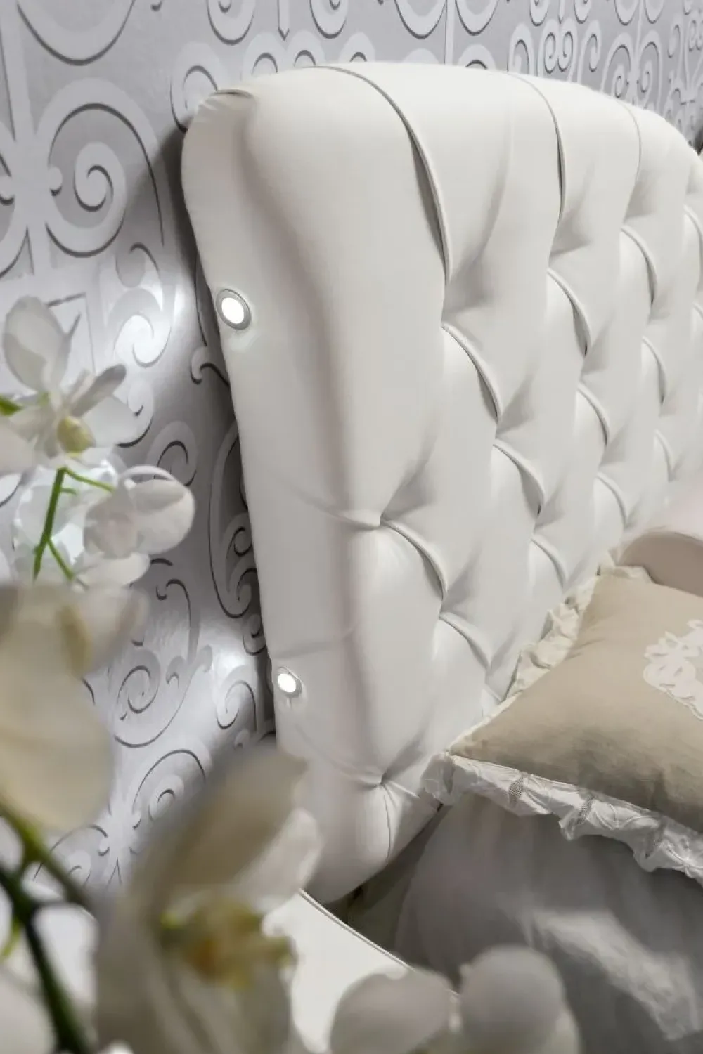 Artigianale Letto imbottito con giroletto Letto cristallo a prezzo ribassato- Letti