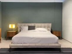 Letto imbottito con piedini Husk  a prezzo scontato Letti