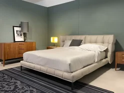 Letto imbottito con piedini Husk  a prezzo scontato Letti