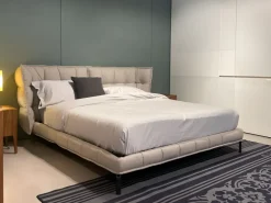Letto imbottito con piedini Husk  a prezzo scontato Letti