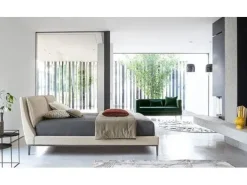 Letto imbottito con piedini Attico  a prezzo scontato Letti