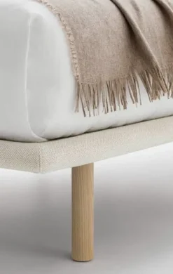 Sale Letto imbottito con piedini Filo  a prezzo ribassato Letti