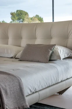 Poltrona Frau Letto imbottito con piedini Aurora tre  a prezzo ribassato- Letti