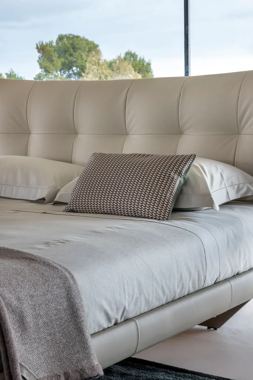 Poltrona Frau Letto imbottito con piedini Aurora tre a prezzo ribassato- Letti