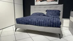 La casa moderna Letto imbottito con piedini Tuftè a prezzo scontato- Letti