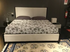 Clearance Letto imbottito con piedini Baia  a prezzo ribassato Letti