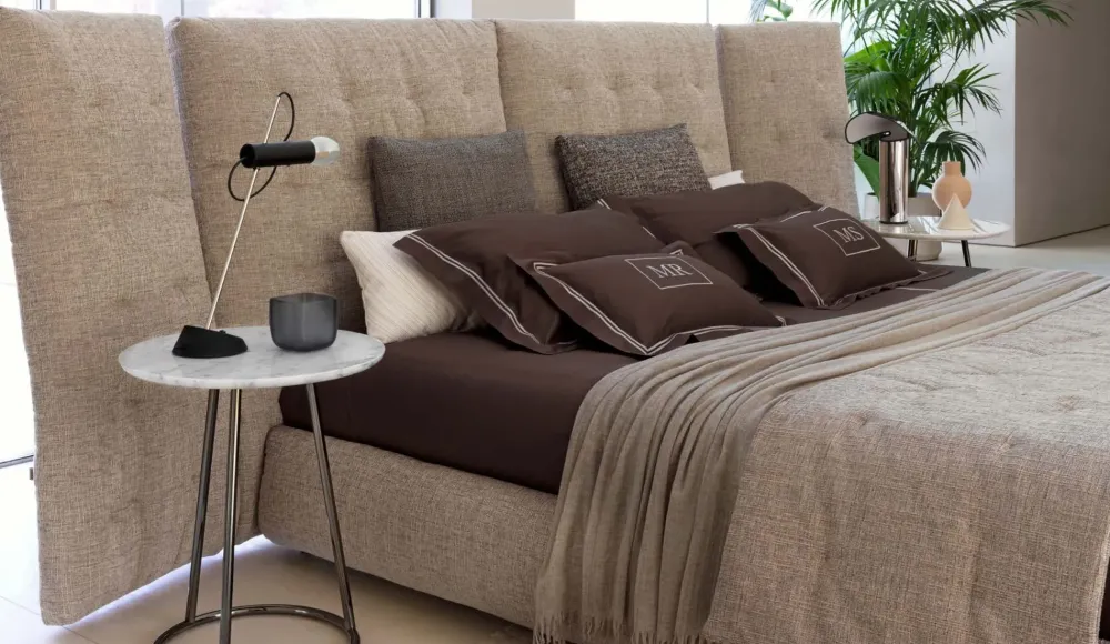 Letto imbottito modello Angle: richiedi ora il prezzo^Flou New