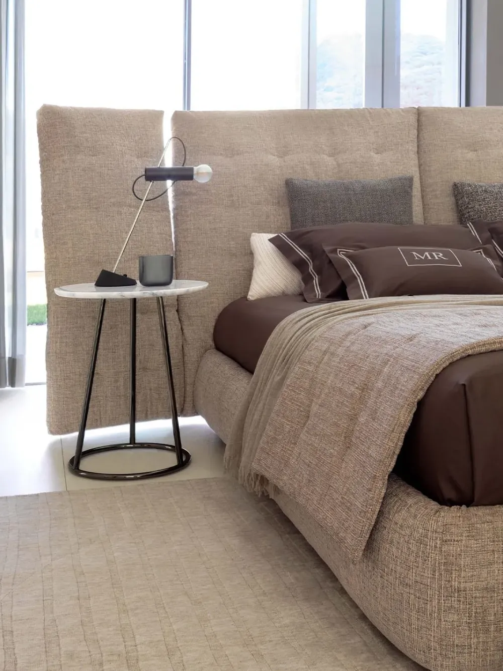 Letto imbottito modello Angle: richiedi ora il prezzo^Flou New