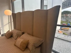 Outlet Letto imbottito modello Opera sipario round: richiedi ora il prezzo riservato Letti