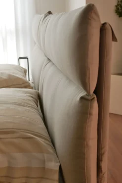 Oggioni Letto imbottito modello Plio di scontato 7%- Letti