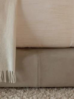 Letto imbottito modello Yuna: contatta il venditore per scoprire il prezzo^Flou Outlet