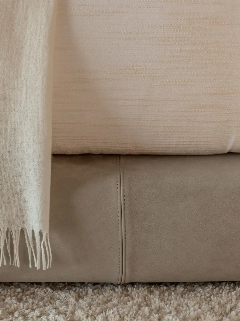 Letto imbottito modello Yuna: contatta il venditore per scoprire il prezzo^Flou Outlet