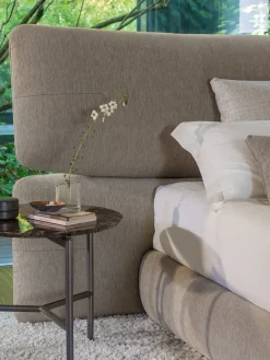 Letto imbottito modello Yuna: contatta il venditore per scoprire il prezzo^Flou Outlet