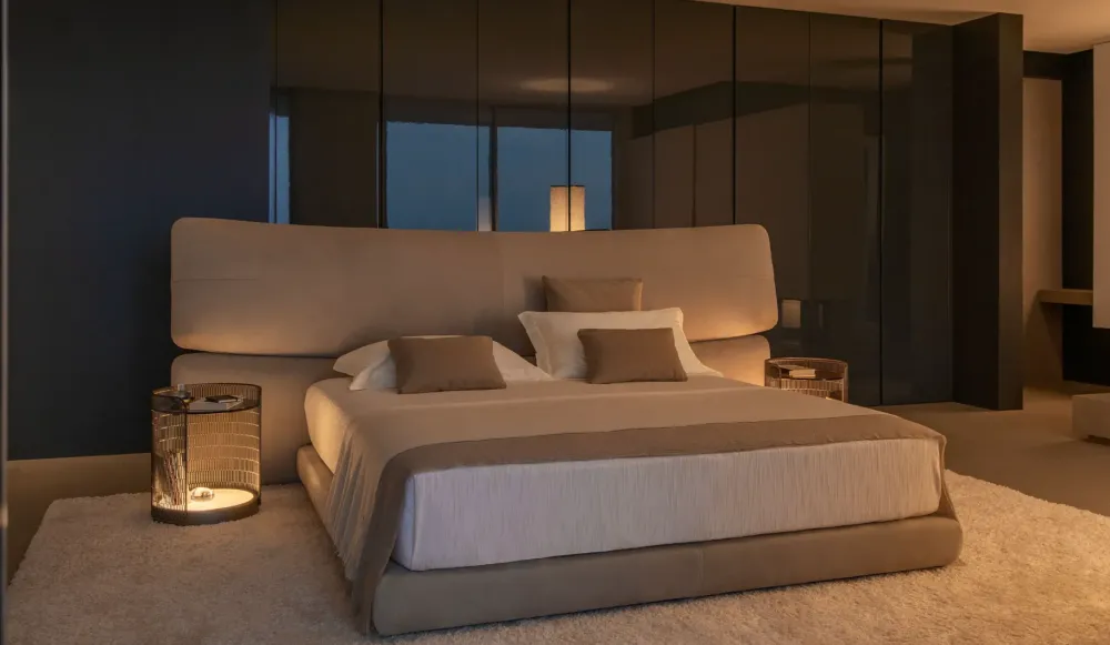 Letto imbottito modello Yuna: contatta il venditore per scoprire il prezzo^Flou Outlet