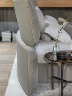 Letto imbottito modello Yuna: contatta il venditore per scoprire il prezzo^Flou Outlet