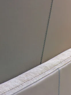 Letto imbottito modello Yuna: contatta il venditore per scoprire il prezzo^Flou Outlet