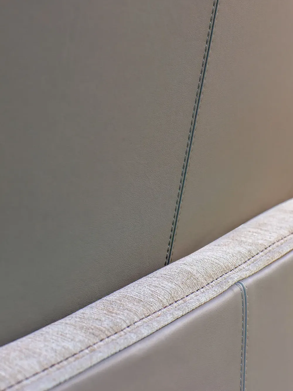 Letto imbottito modello Yuna: contatta il venditore per scoprire il prezzo^Flou Outlet