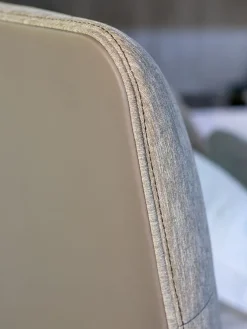 Letto imbottito modello Yuna: contatta il venditore per scoprire il prezzo^Flou Outlet