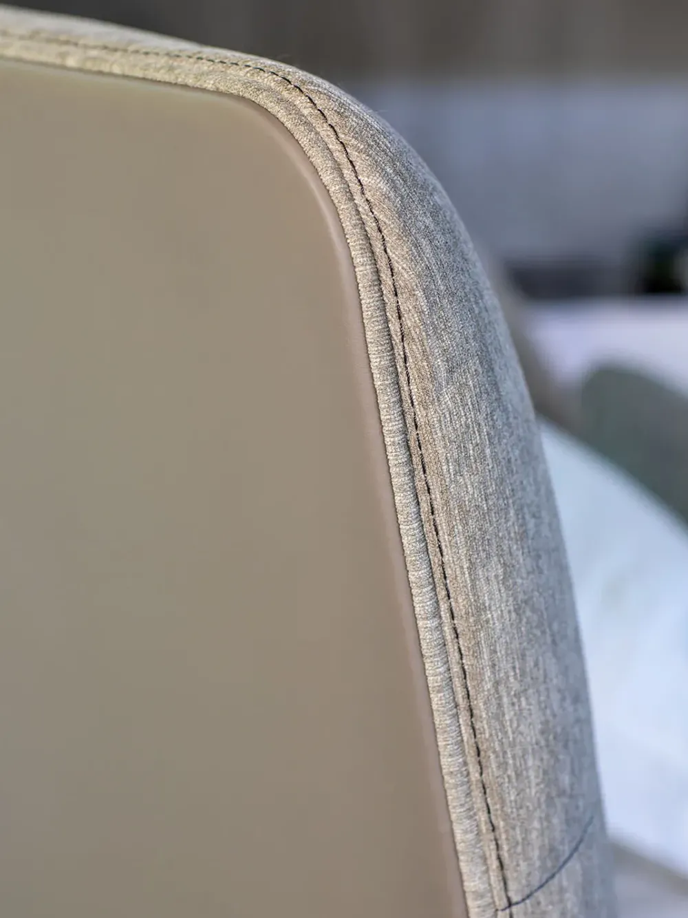 Letto imbottito modello Yuna: contatta il venditore per scoprire il prezzo^Flou Outlet