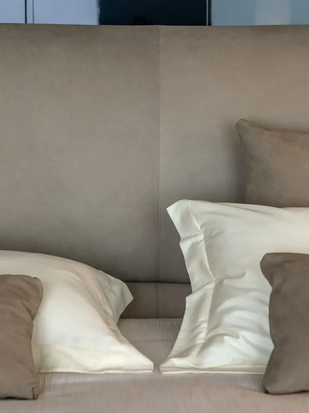 Letto imbottito modello Yuna: contatta il venditore per scoprire il prezzo^Flou Outlet