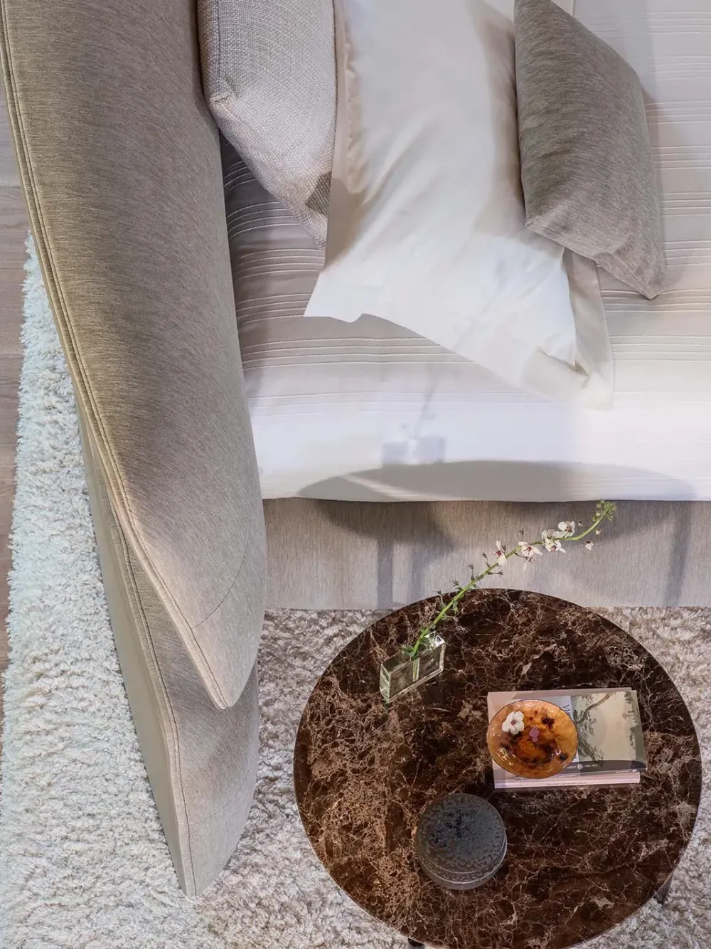 Letto imbottito modello Yuna: contatta il venditore per scoprire il prezzo^Flou Outlet