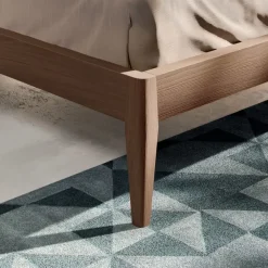Letto in legno con gambe Miranda  a prezzo ribassato^Homes