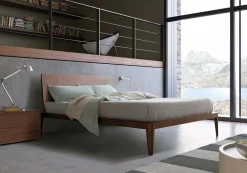 Discount Letto in legno con gambe Spillo  a prezzo scontato Letti