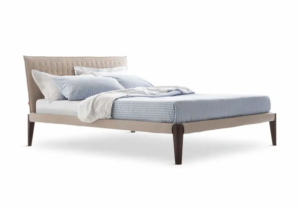 Discount Letto in legno con gambe Spillo a prezzo scontato Letti