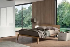 Letto in legno con gambe Zenit  a prezzo ribassato Letti