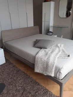 Letto in legno con gambe Zenit  a prezzo ribassato Letti