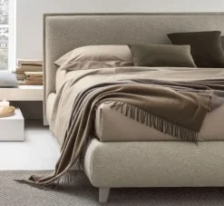 Letto king size con piedini Pascal a prezzo scontato^V&nice Online