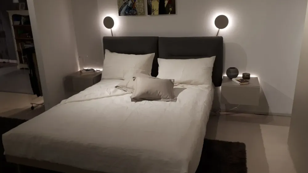 Caccaro LETTO Letto bishape con 2 testiere rettangolari e lampade led a PREZZI OUTLET- Letti