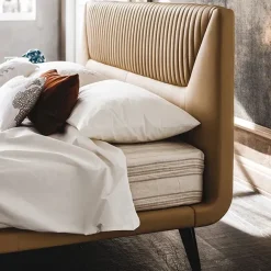 Cattelan Italia Letto matrimoniale Amadeus con gambe in legno prezioso.- Letti