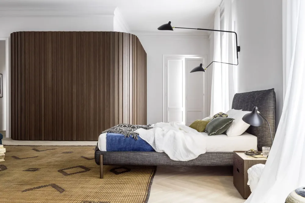 Letto matrimoniale con gambe Tuftè a prezzo scontato^NovaMobili Clearance