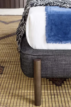 Letto matrimoniale con gambe Tuftè a prezzo scontato^NovaMobili Clearance