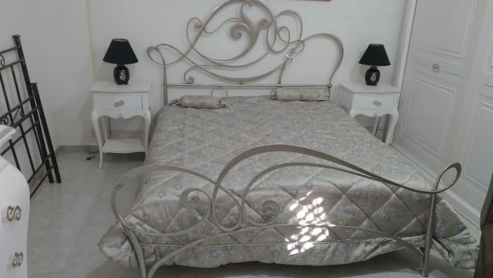 Artigianale Letto matrimoniale con giroletto Venaria a prezzo scontato- Letti