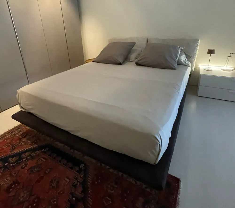 Veneran Letto matrimoniale con piedini Letto effetto sospeso a prezzo ribassato- Letti