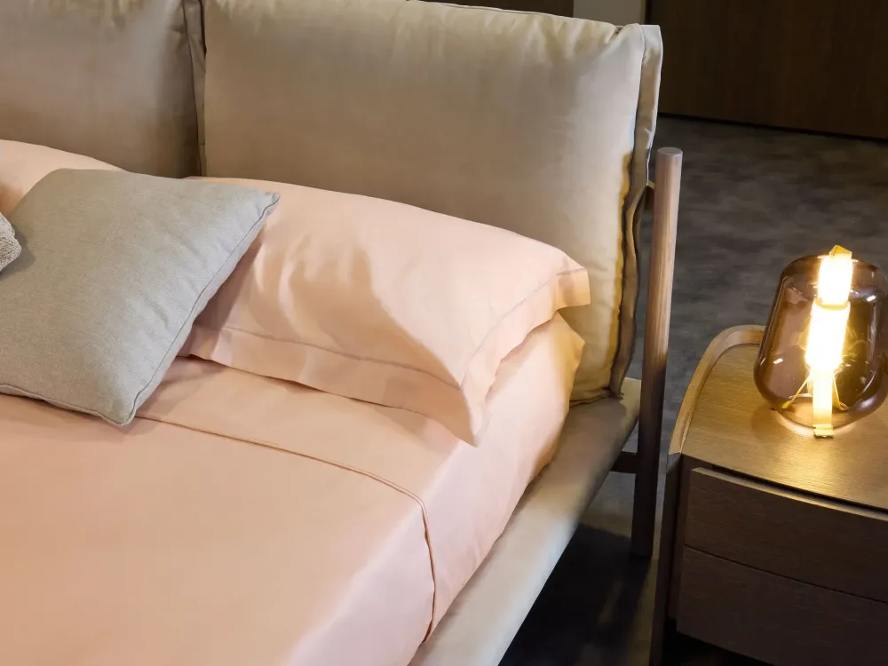 New Letto matrimoniale con piedini Cayman outlet a prezzo scontato Letti