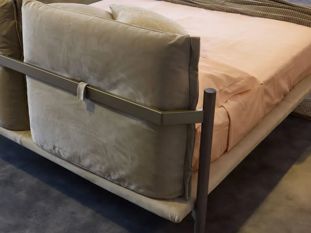 New Letto matrimoniale con piedini Cayman outlet a prezzo scontato Letti