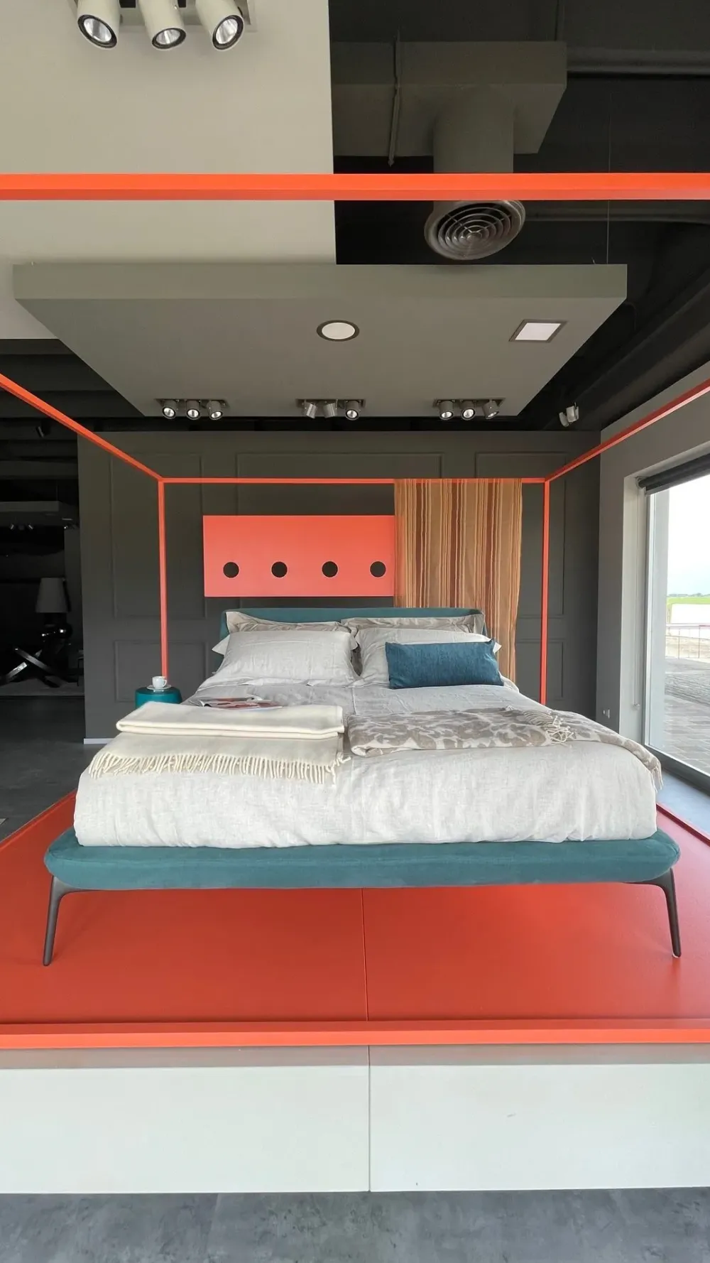 Letto matrimoniale design Velvet a prezzo ribassato^NovaMobili New