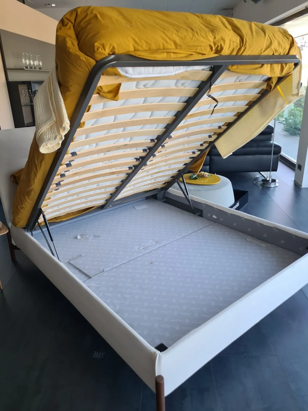 Letto matrimoniale design Verney a prezzo scontato^Altrenotti Outlet